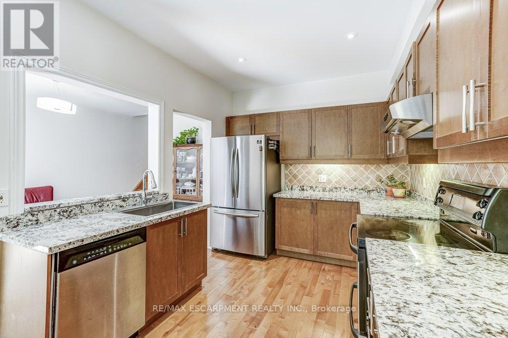 Photo 11 of 4134 Medland Drive, Burlington ON