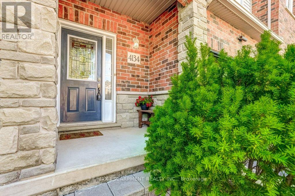 Photo 3 of 4134 Medland Drive, Burlington ON