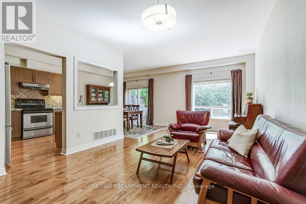 Photo 5 of 4134 Medland Drive, Burlington ON