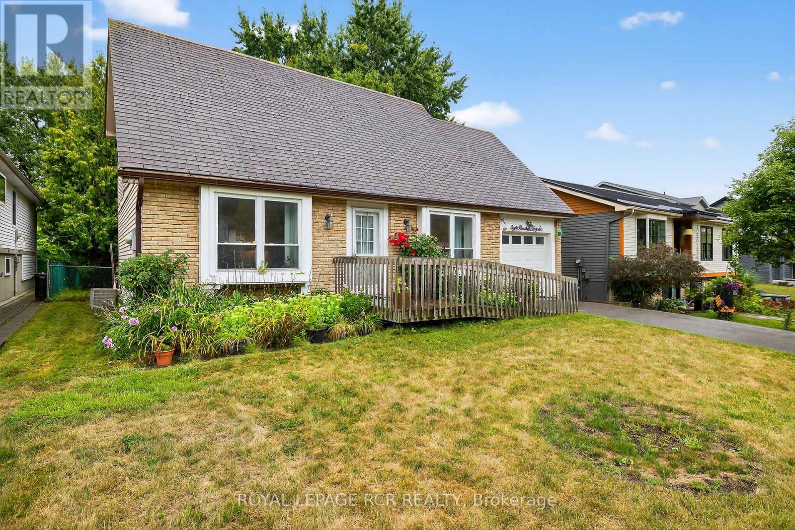 Photo 2 of 856 Magnolia Avenue, Newmarket ON