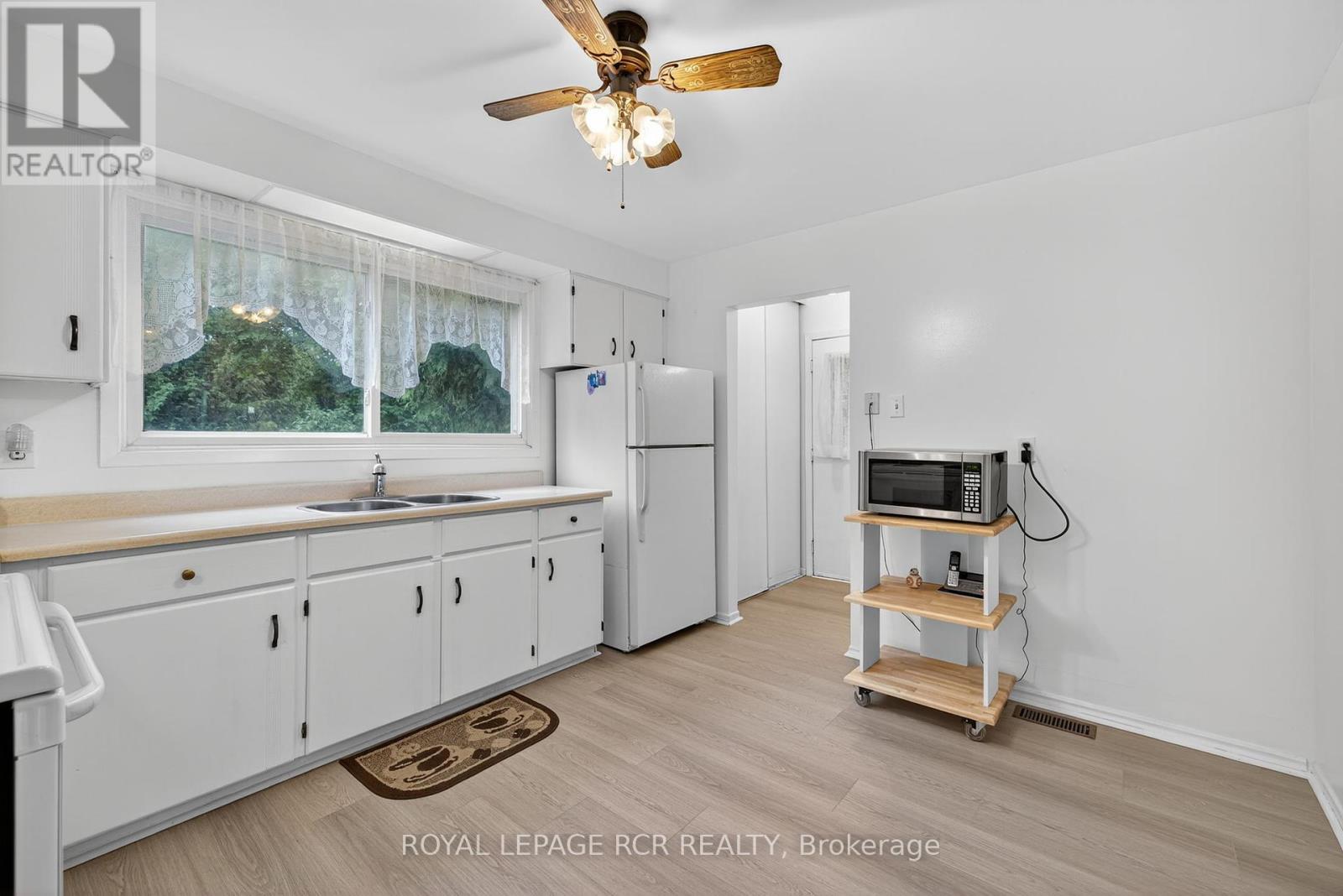 Photo 14 of 856 Magnolia Avenue, Newmarket ON