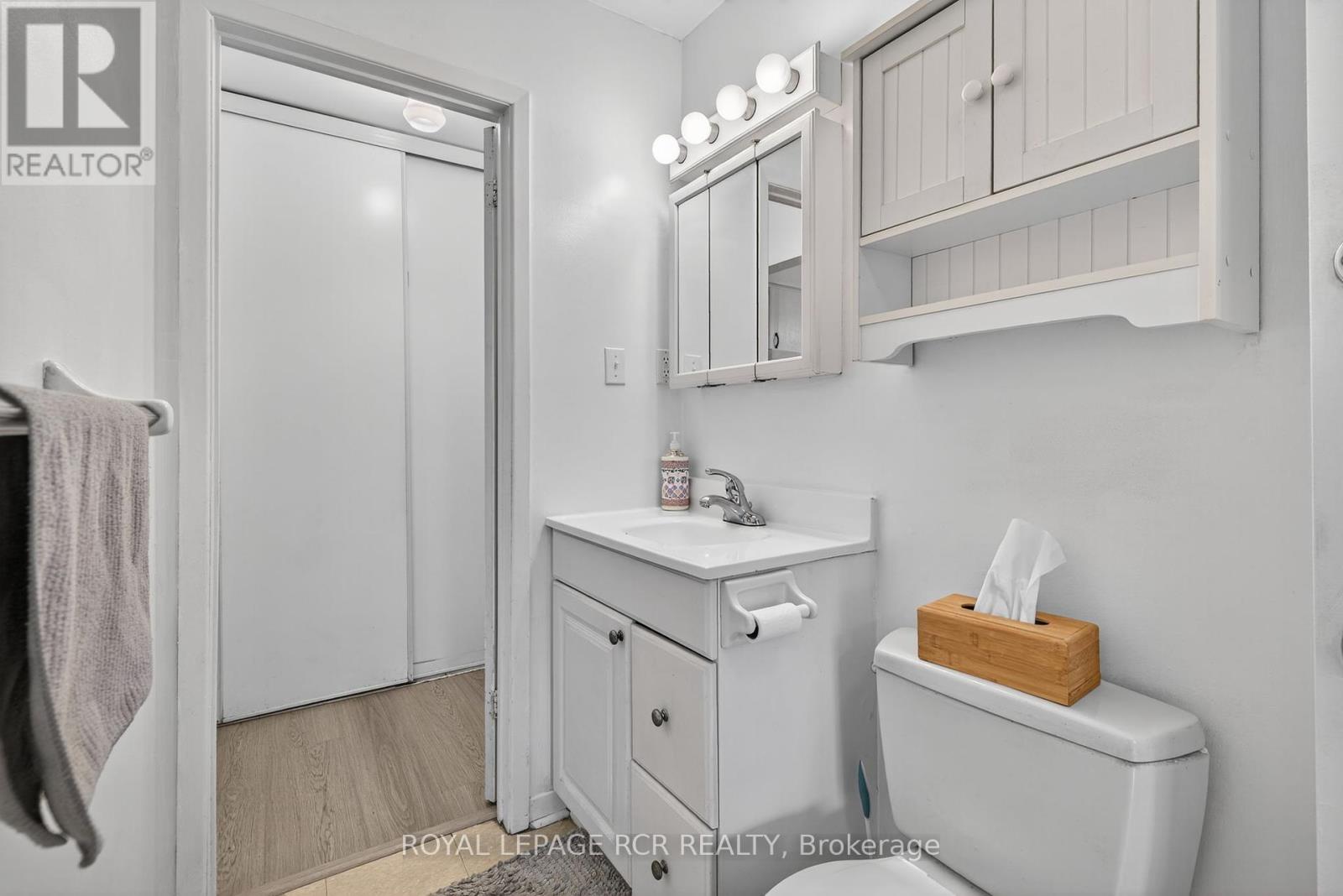 Photo 12 of 856 Magnolia Avenue, Newmarket ON