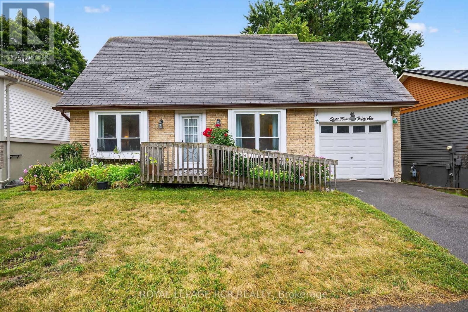 Photo 4 of 856 Magnolia Avenue, Newmarket ON