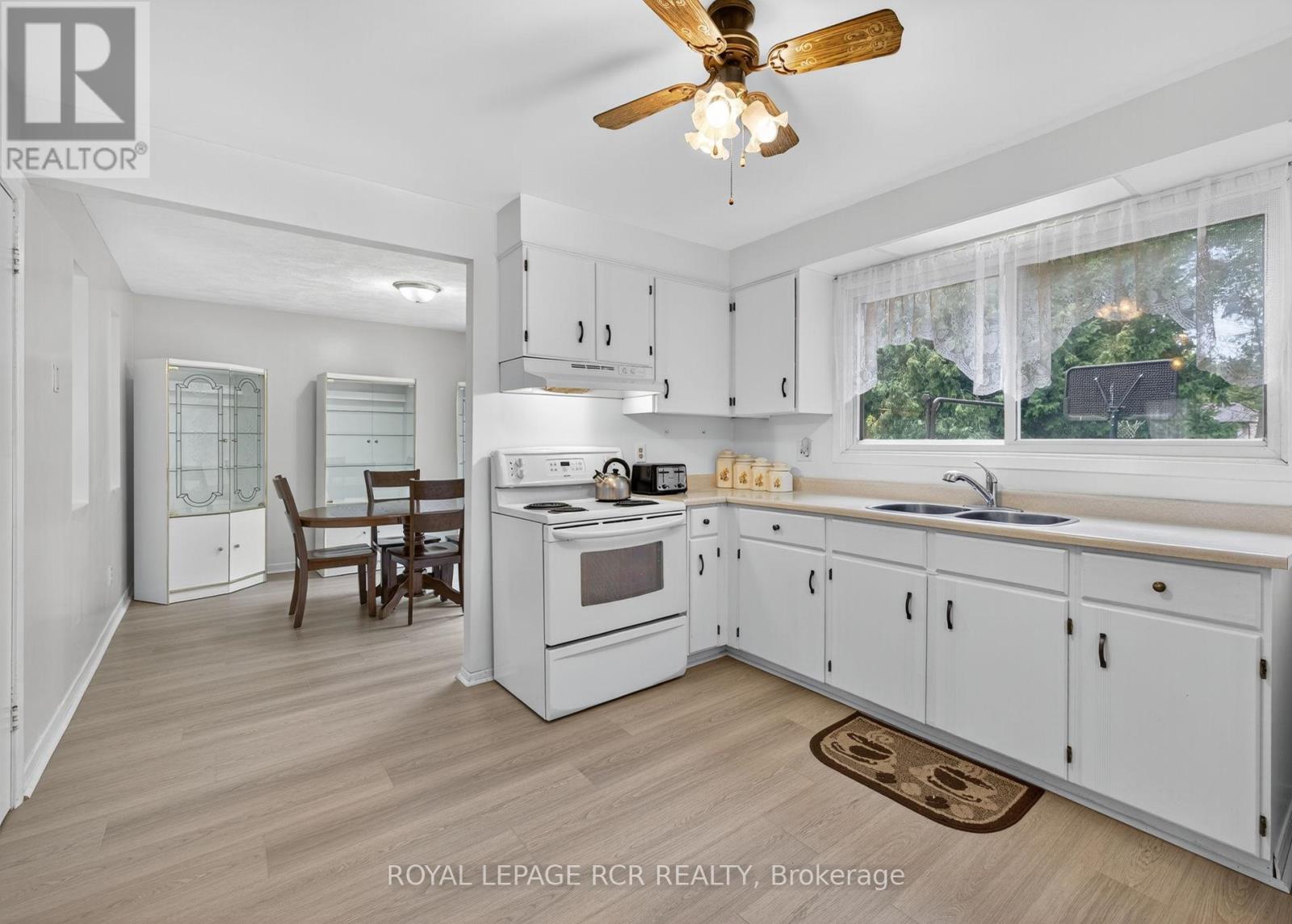 Photo 1 of 856 Magnolia Avenue, Newmarket ON