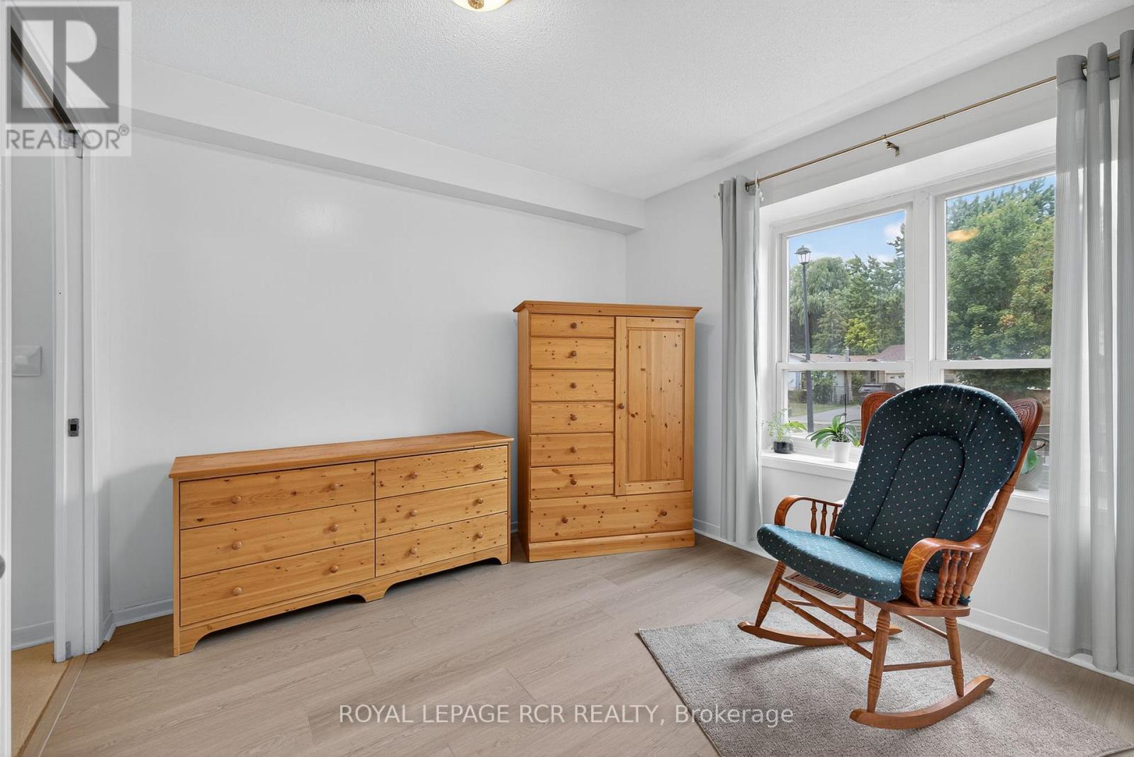 Photo 9 of 856 Magnolia Avenue, Newmarket ON