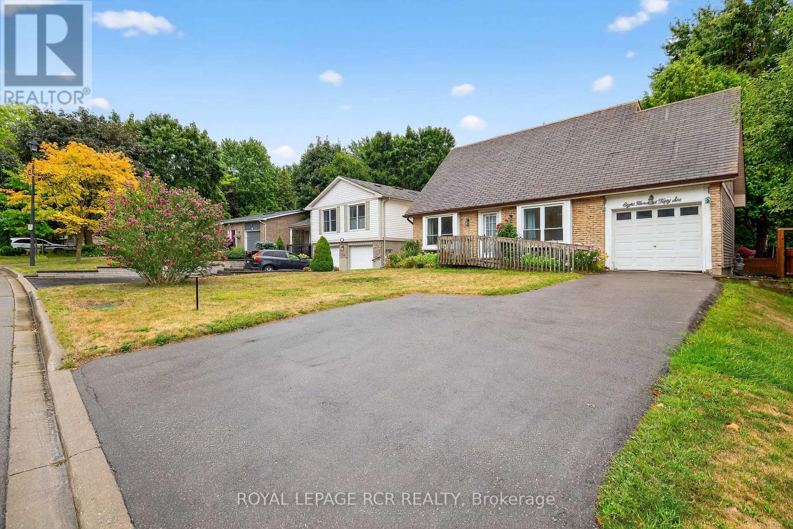 Photo 3 of 856 Magnolia Avenue, Newmarket ON