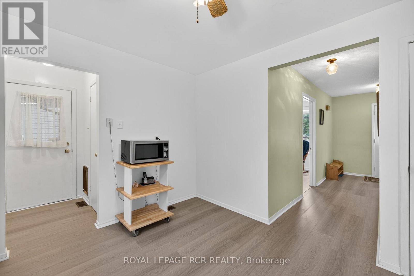 Photo 13 of 856 Magnolia Avenue, Newmarket ON