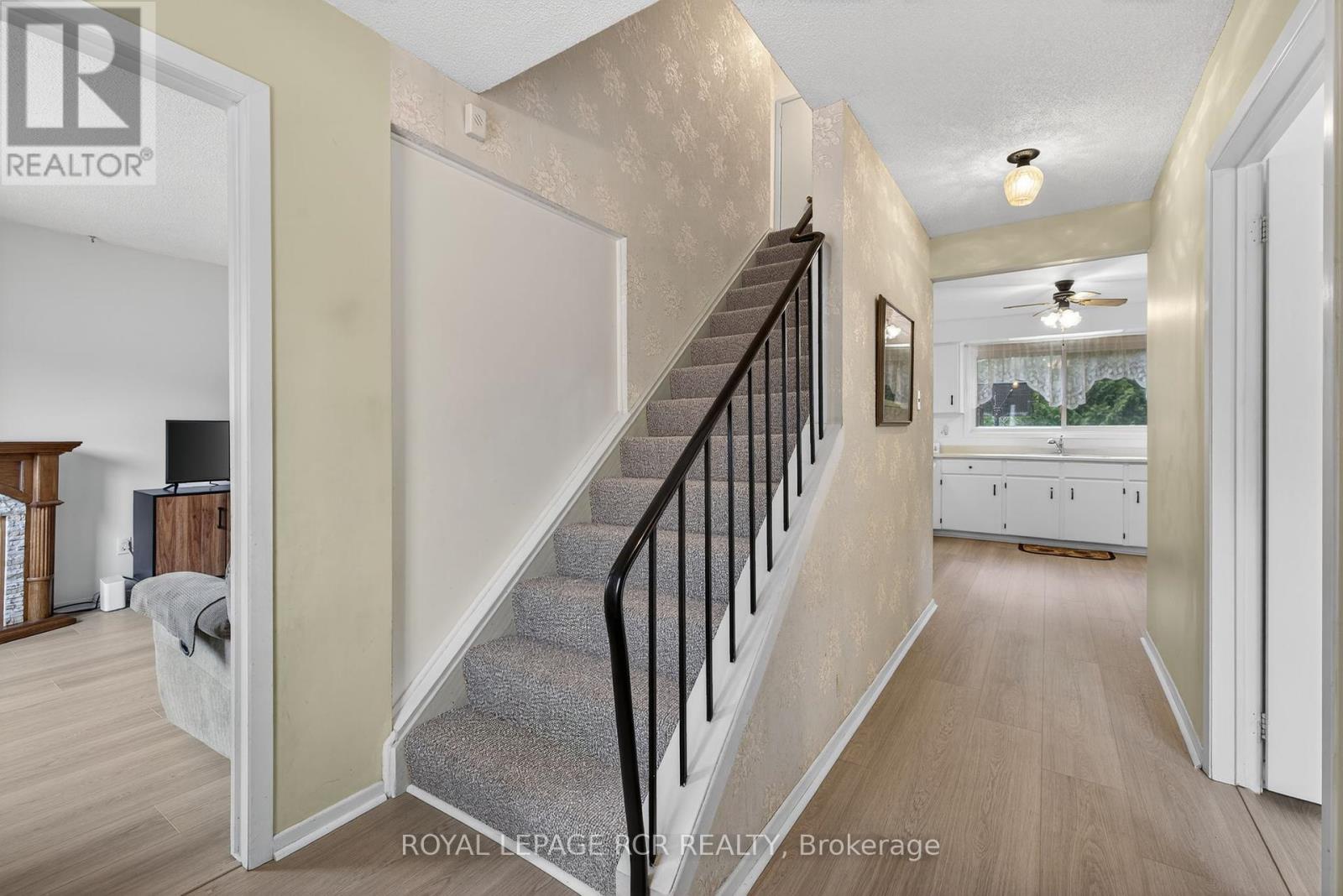 Photo 5 of 856 Magnolia Avenue, Newmarket ON