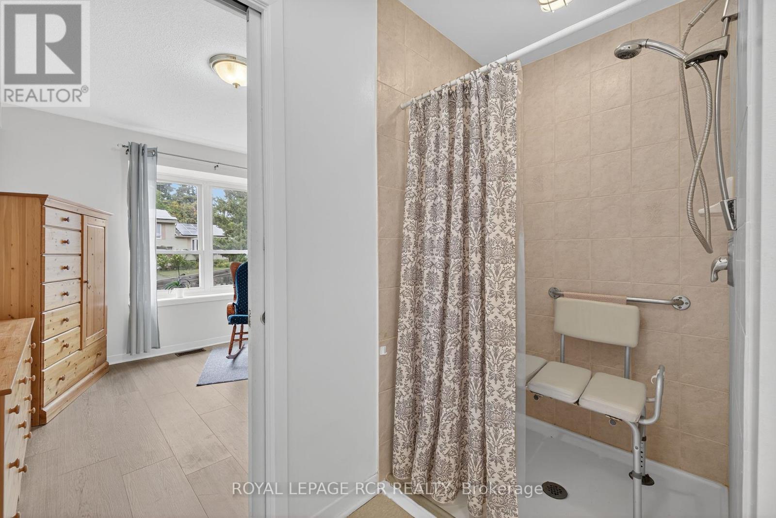 Photo 11 of 856 Magnolia Avenue, Newmarket ON