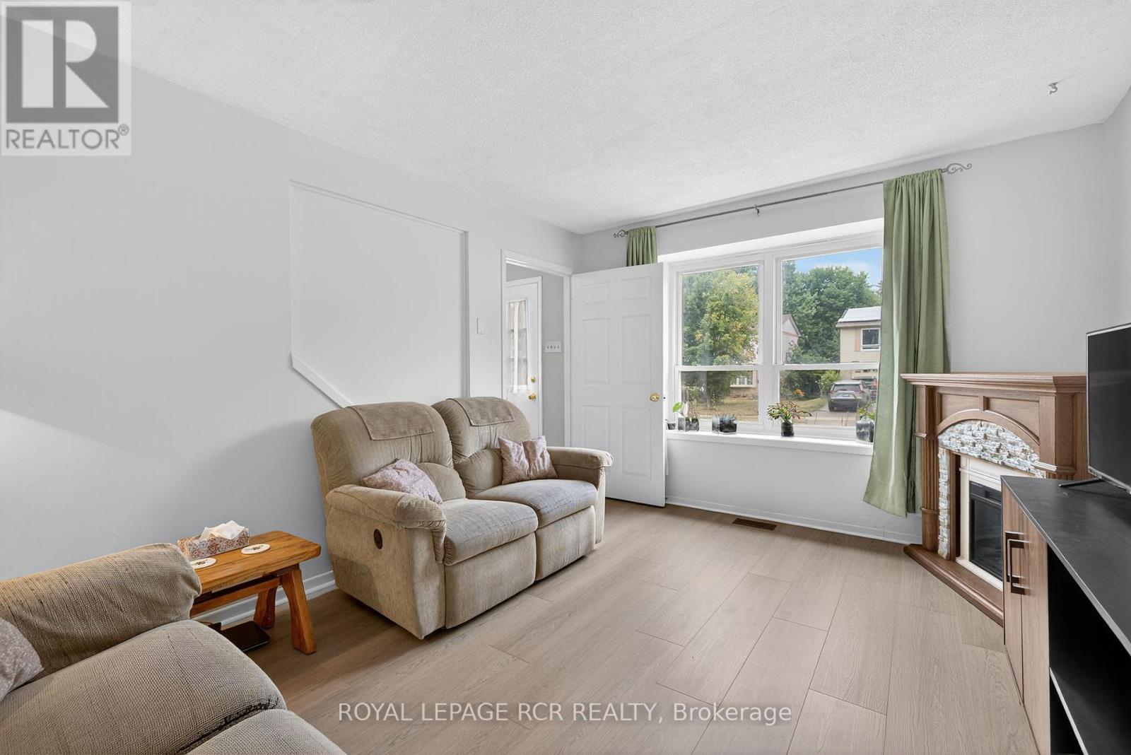 Photo 7 of 856 Magnolia Avenue, Newmarket ON
