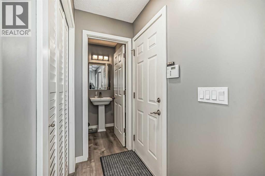 Single Family House for Sale in  Saratoga Close NE Monterey Park Calgary 