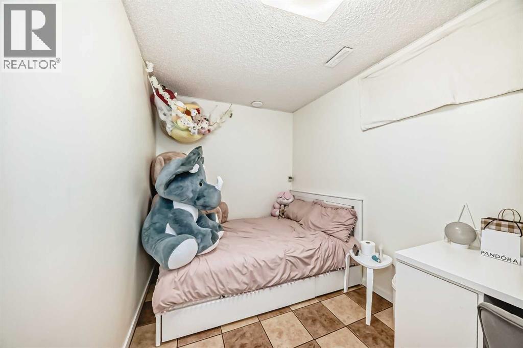 Single Family House for Sale in  Saratoga Close NE Monterey Park Calgary 