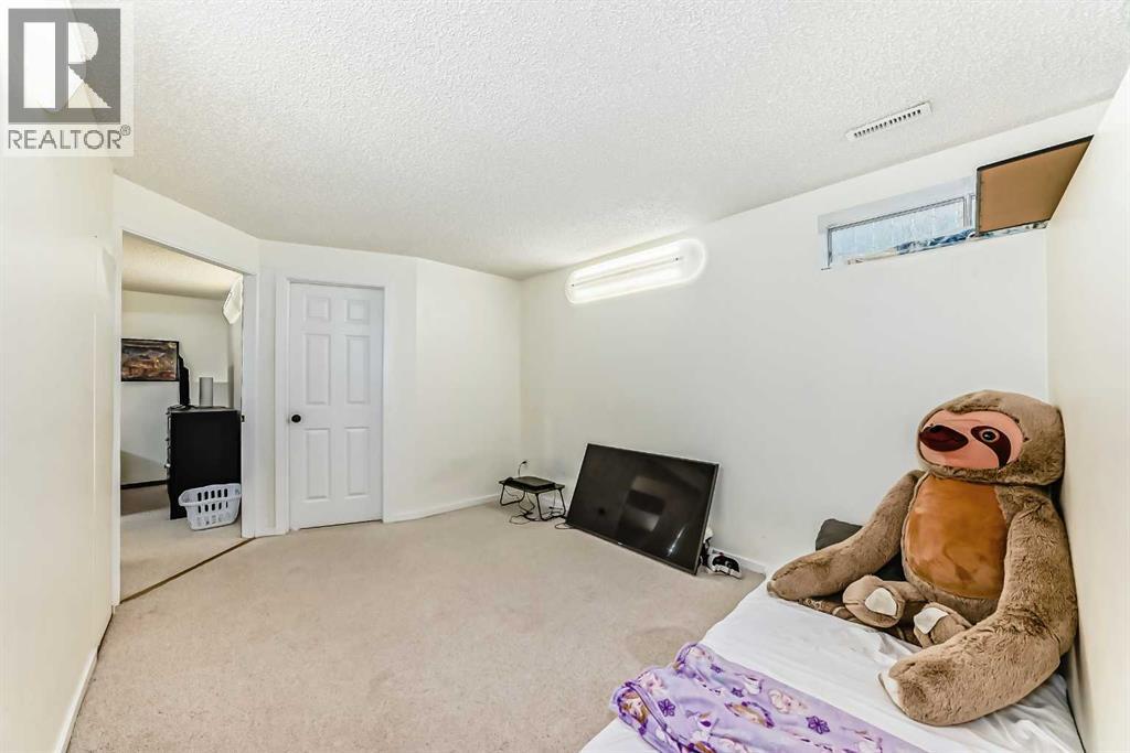 Single Family House for Sale in  Saratoga Close NE Monterey Park Calgary 