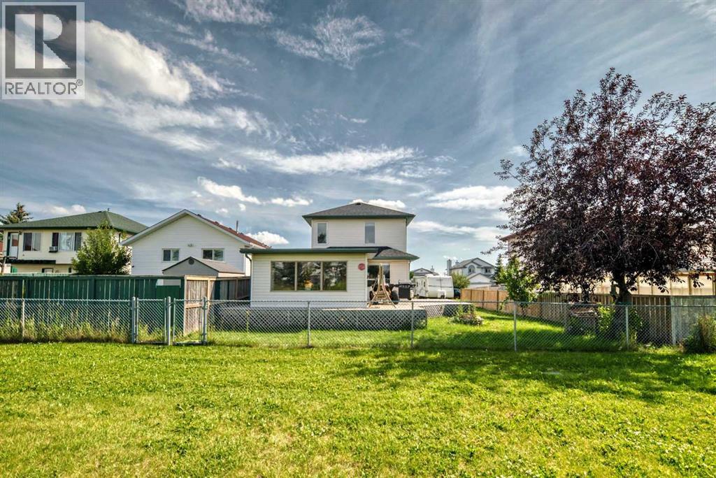 Single Family House for Sale in  Saratoga Close NE Monterey Park Calgary 