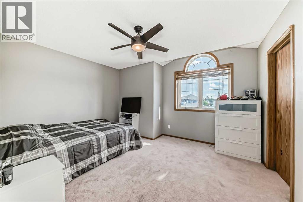 Single Family House for Sale in  Saratoga Close NE Monterey Park Calgary 