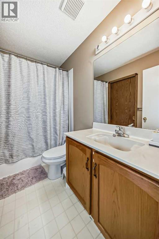 Single Family House for Sale in  Saratoga Close NE Monterey Park Calgary 