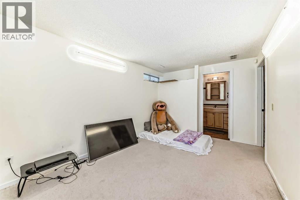 Single Family House for Sale in  Saratoga Close NE Monterey Park Calgary 