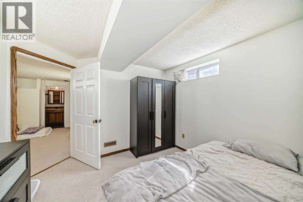 Single Family House for Sale in  Saratoga Close NE Monterey Park Calgary 