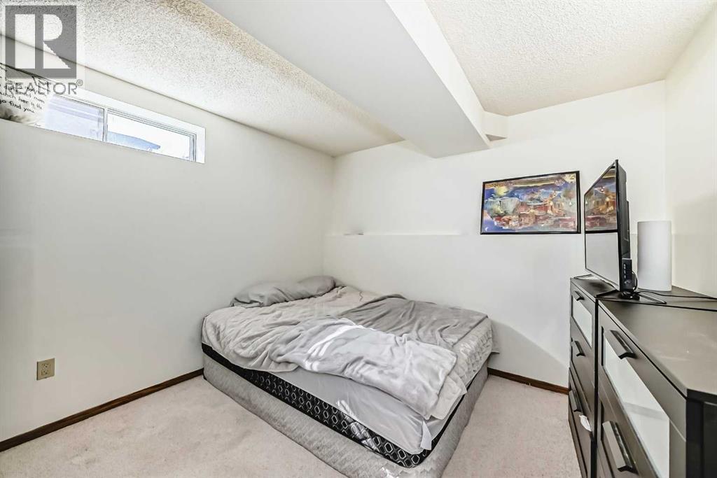 Single Family House for Sale in  Saratoga Close NE Monterey Park Calgary 