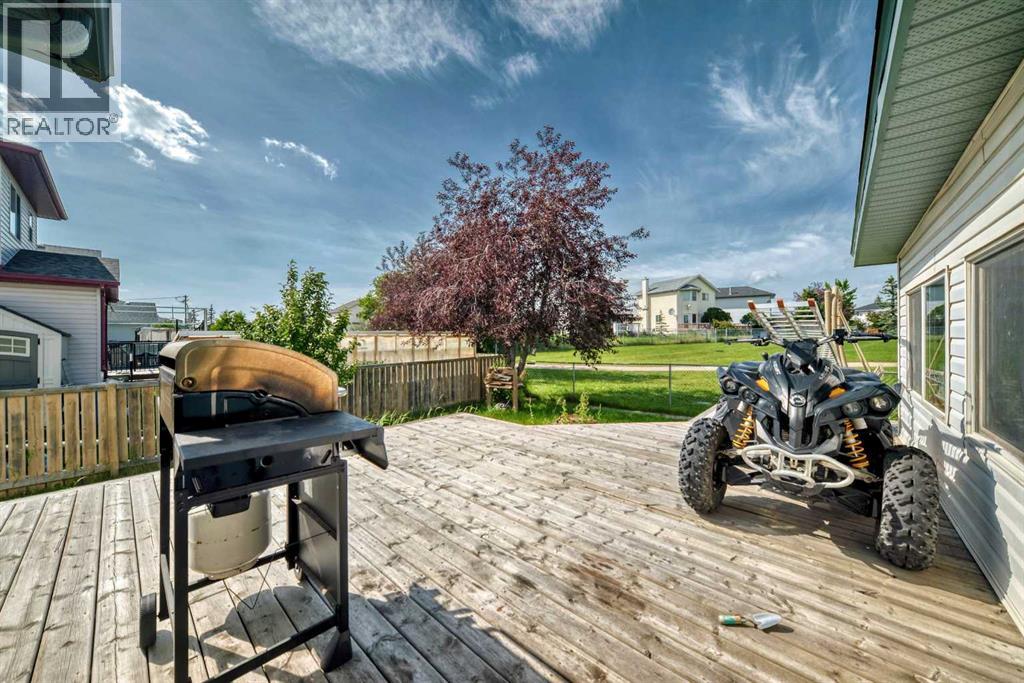 Single Family House for Sale in  Saratoga Close NE Monterey Park Calgary 