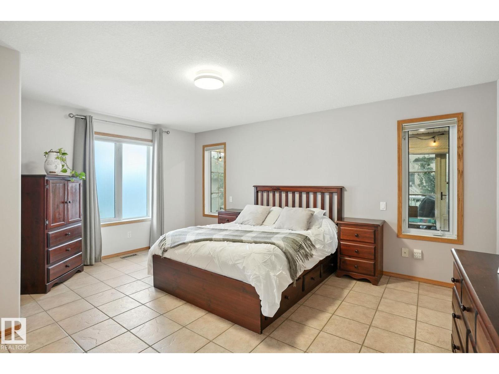 Photo 10 of 8027 161 A Av Nw, Edmonton AB