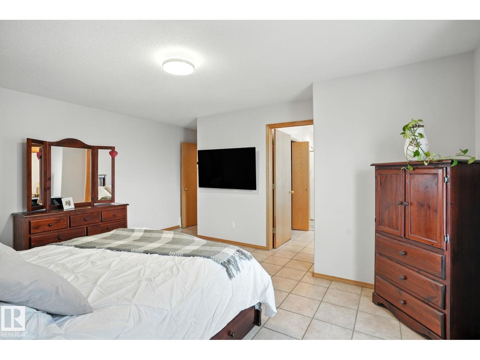 Photo 11 of 8027 161 A Av Nw, Edmonton AB