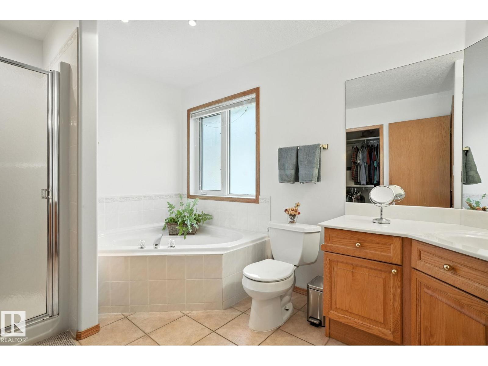 Photo 12 of 8027 161 A Av Nw, Edmonton AB