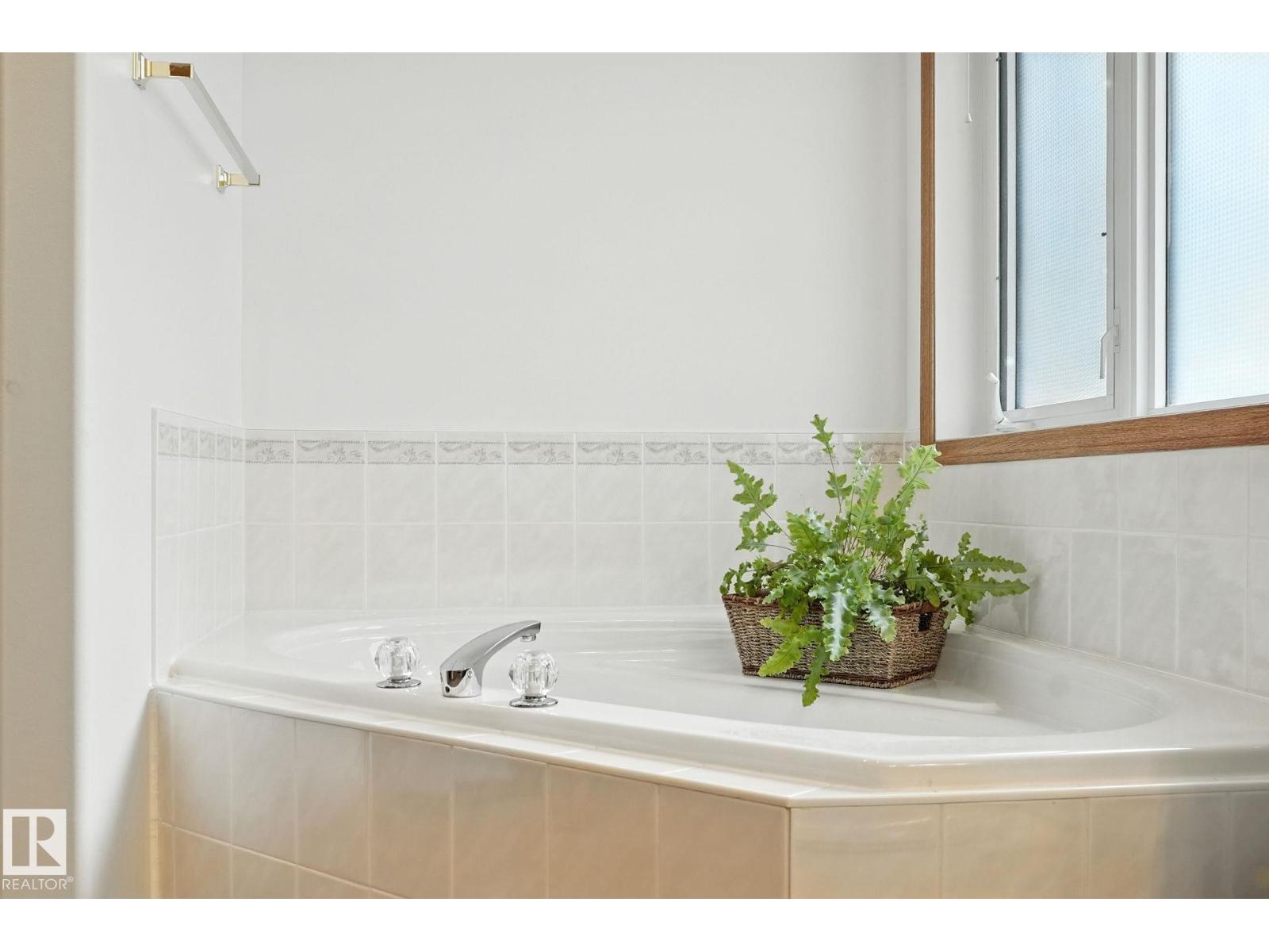 Photo 13 of 8027 161 A Av Nw, Edmonton AB