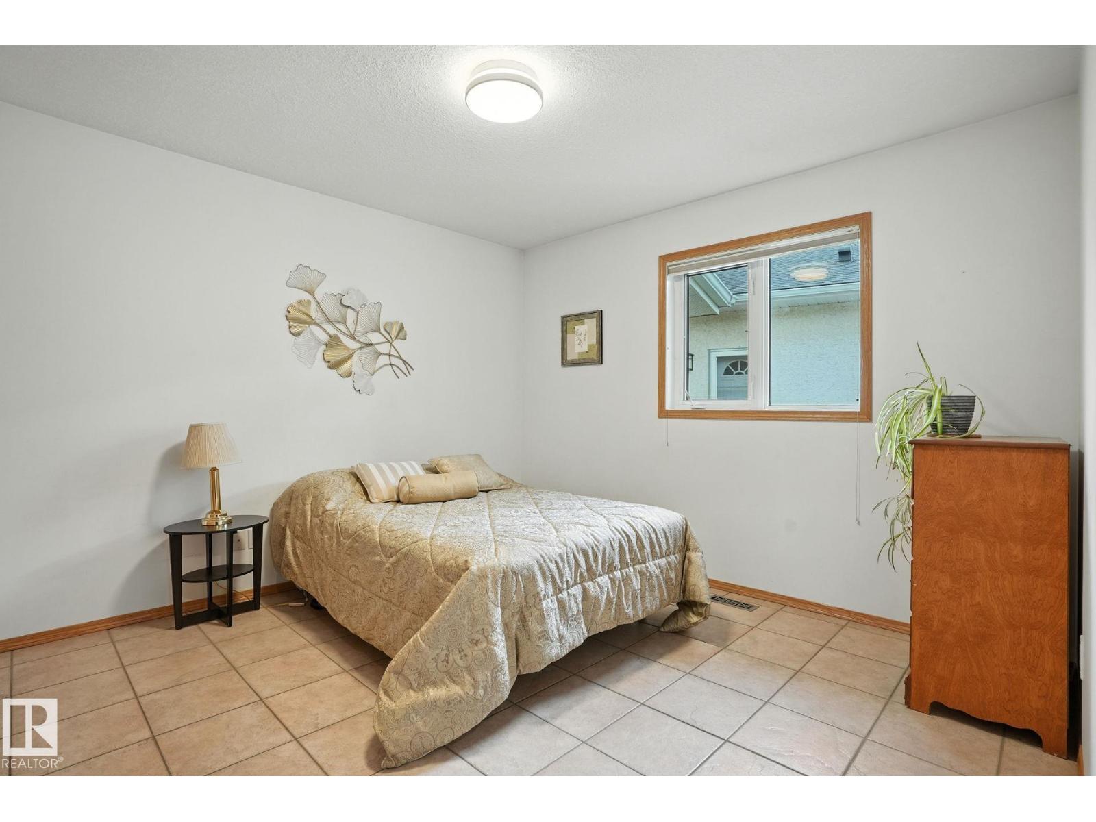 Photo 16 of 8027 161 A Av Nw, Edmonton AB