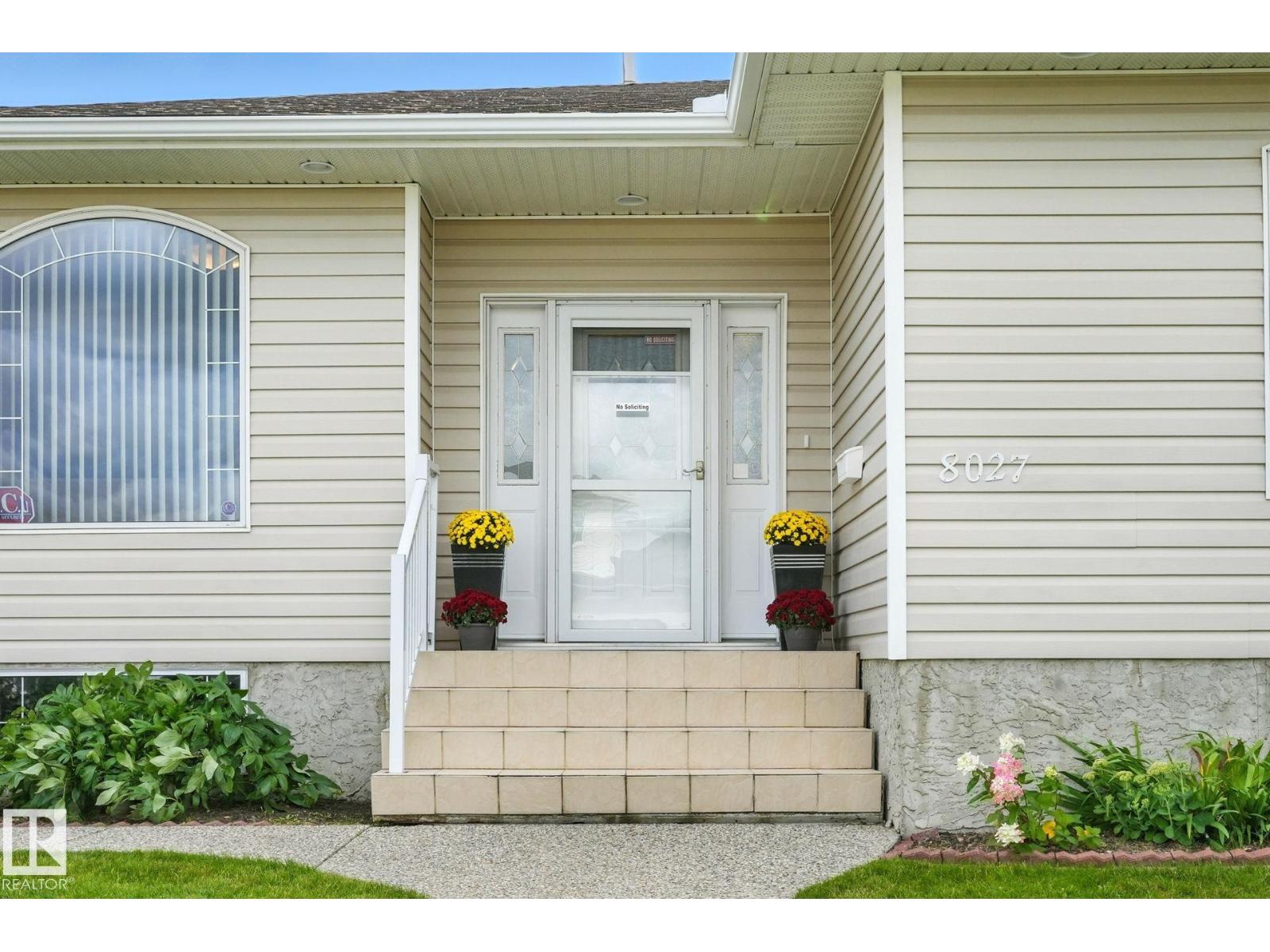Photo 2 of 8027 161 A Av Nw, Edmonton AB