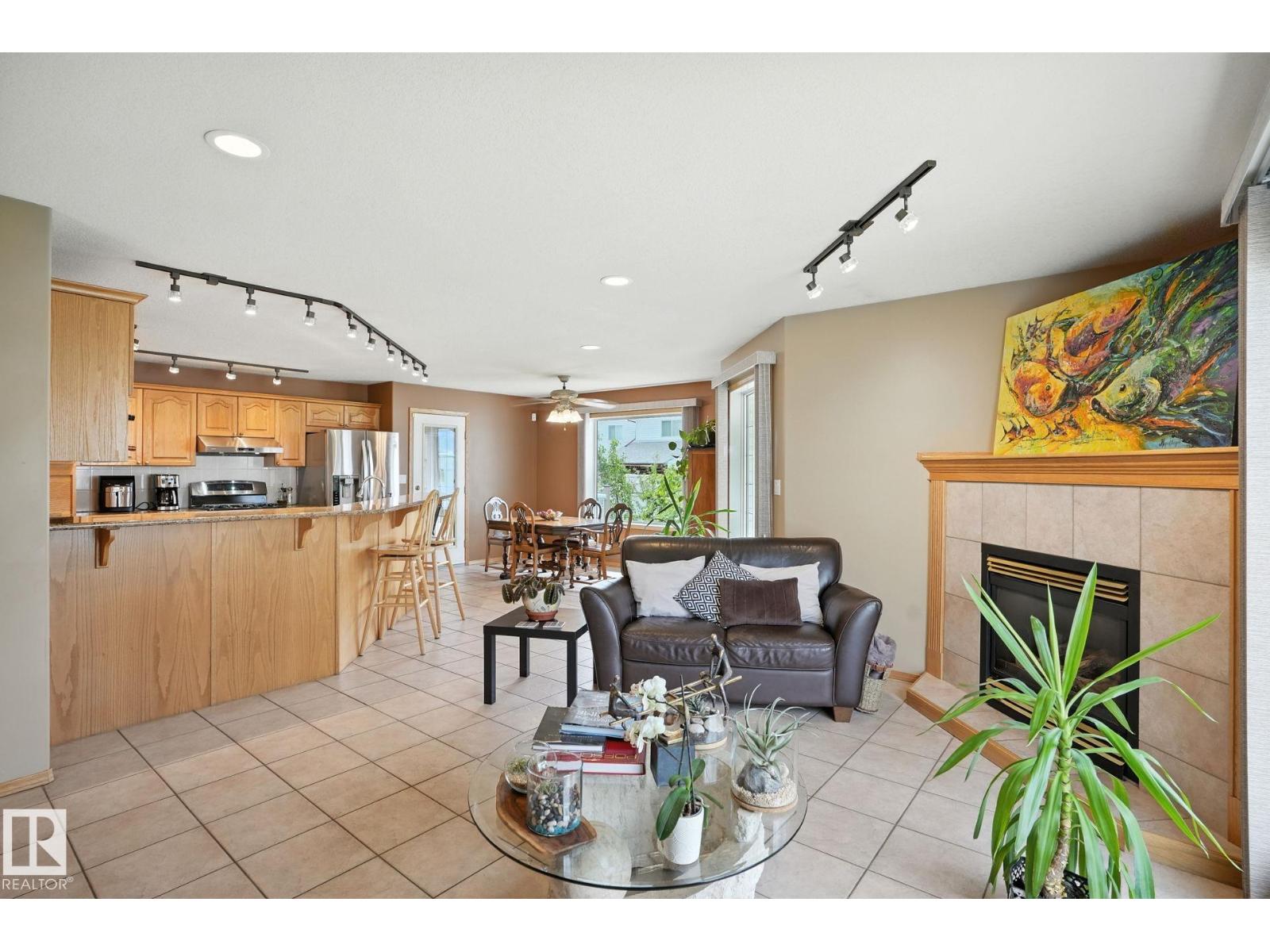 Photo 4 of 8027 161 A Av Nw, Edmonton AB
