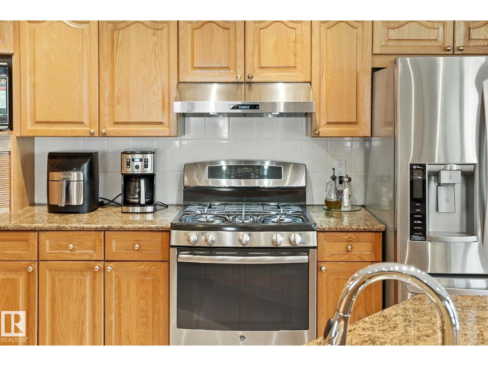 Photo 8 of 8027 161 A Av Nw, Edmonton AB