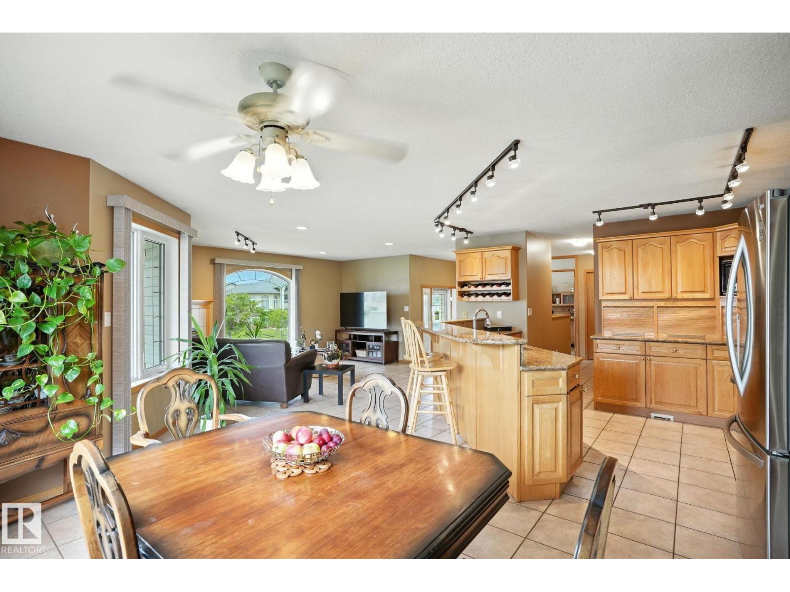 Photo 9 of 8027 161 A Av Nw, Edmonton AB