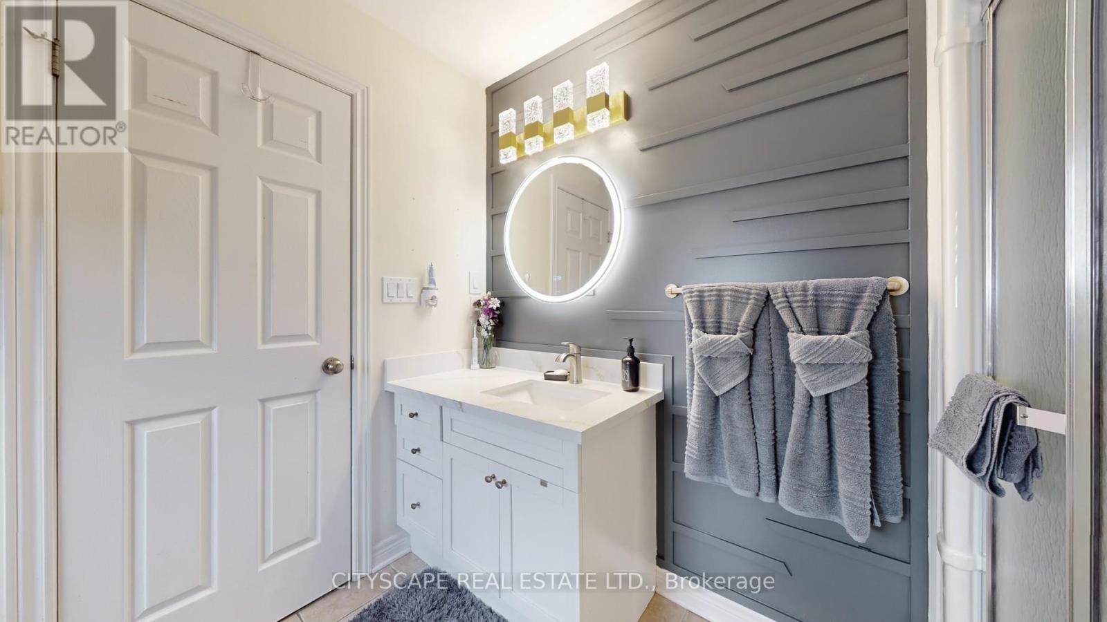 Photo 4 of 8655 Westport Drive, Niagara Falls ON