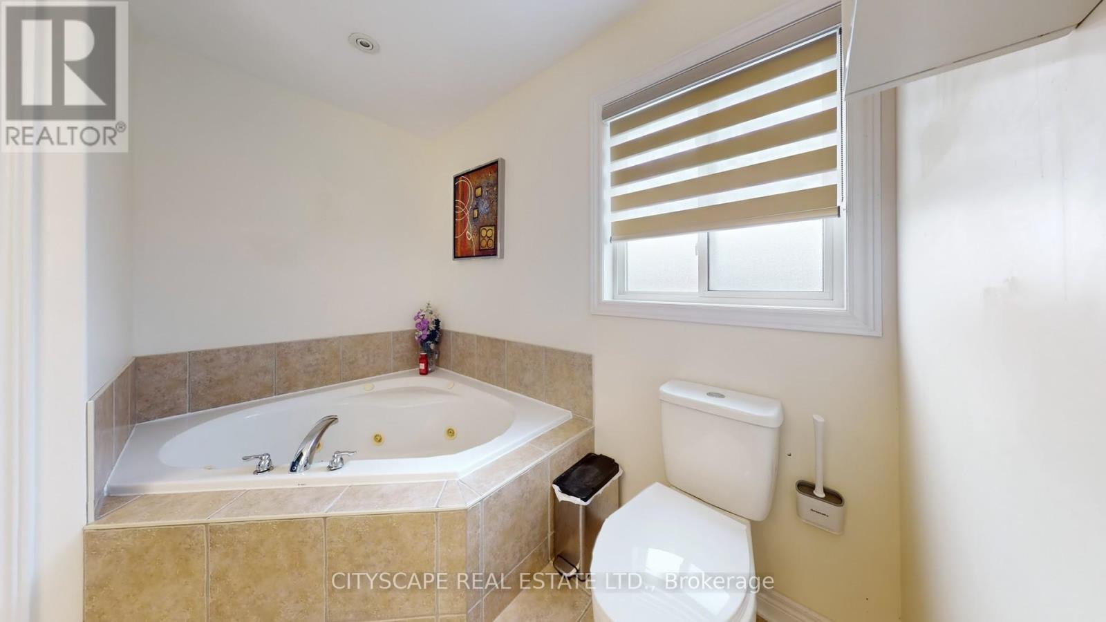 Photo 10 of 8655 Westport Drive, Niagara Falls ON