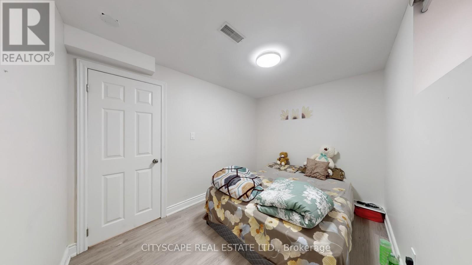 Photo 3 of 8655 Westport Drive, Niagara Falls ON