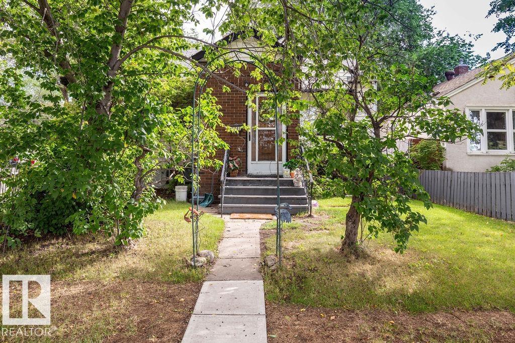 Photo 4 of 11551 68 St Nw, Edmonton AB