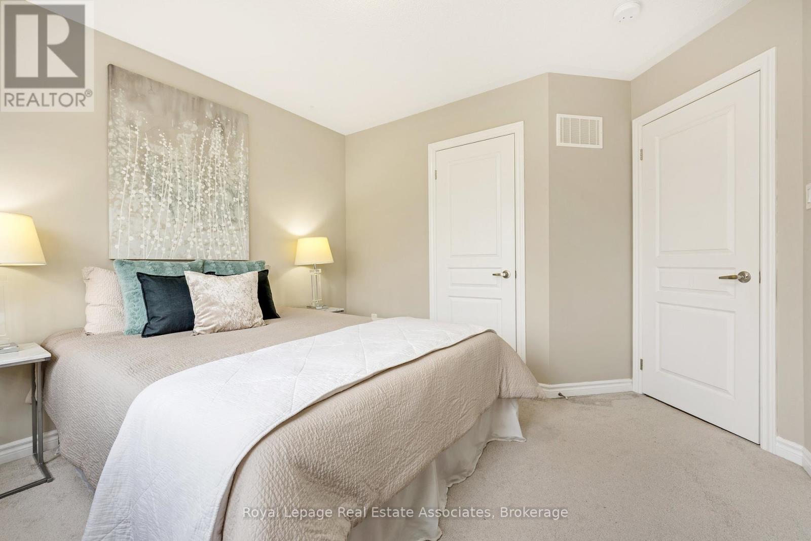 Photo 8 of 25 Upper Canada Court, Halton Hills ON
