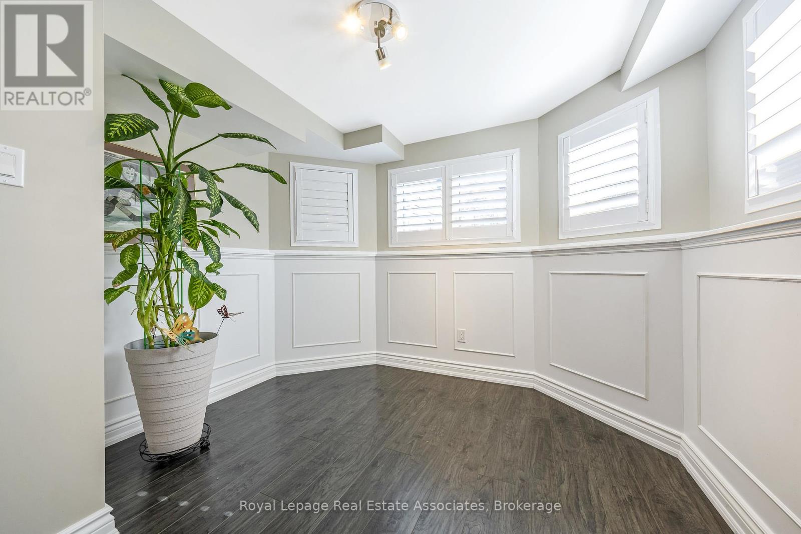 Photo 11 of 25 Upper Canada Court, Halton Hills ON