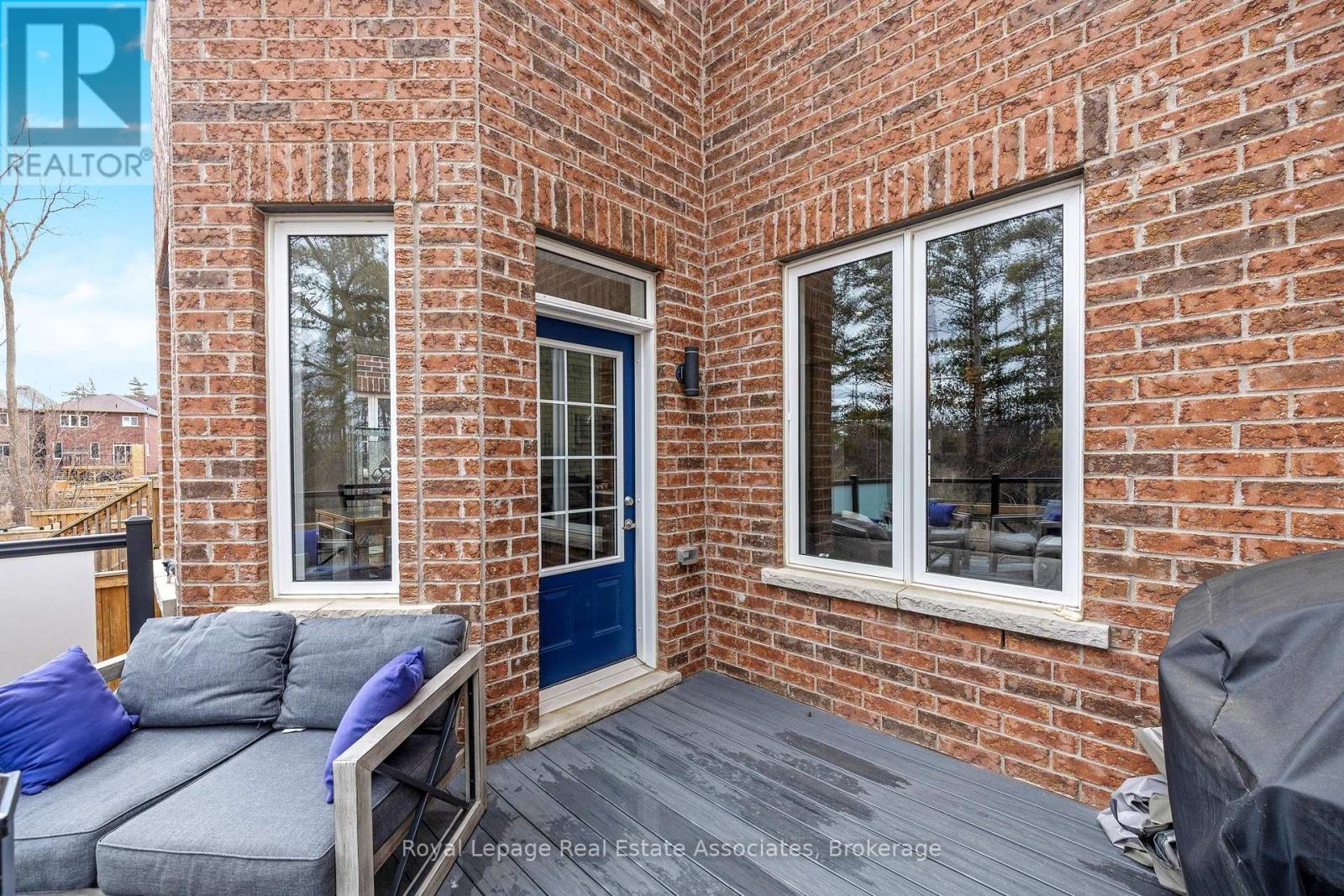 Photo 10 of 25 Upper Canada Court, Halton Hills ON