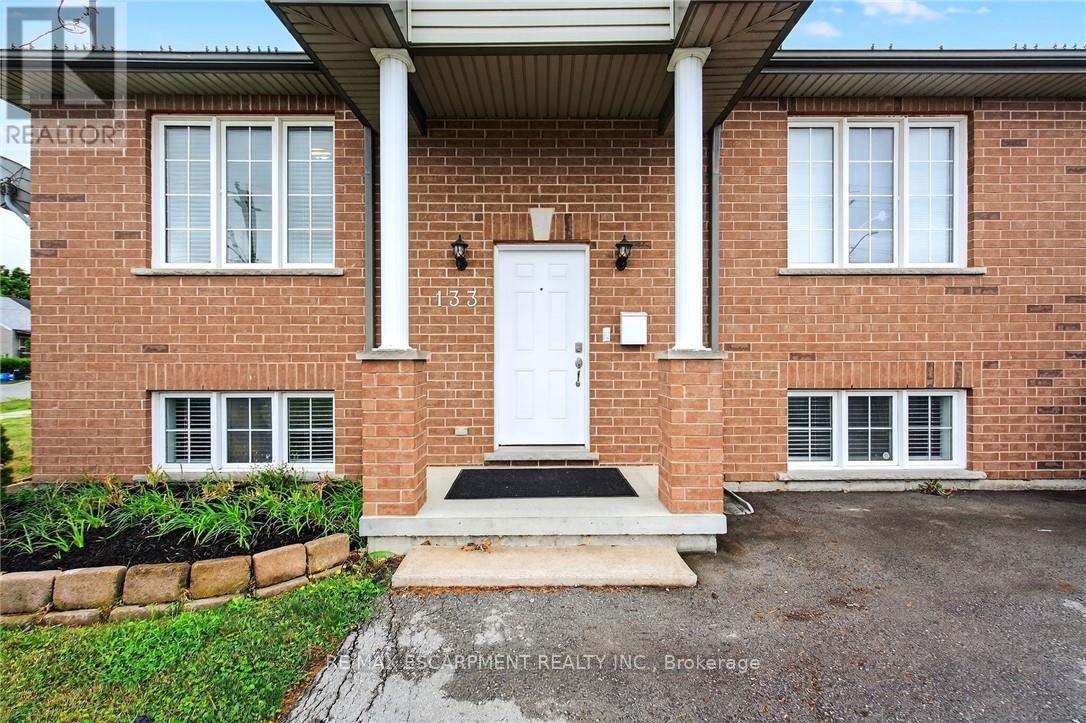 Photo 3 of 133 Grantham Avenue, St Catharines ON
