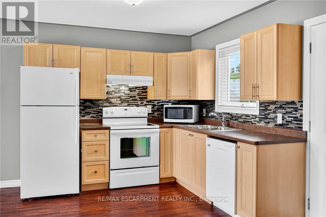Photo 5 of 133 Grantham Avenue, St Catharines ON