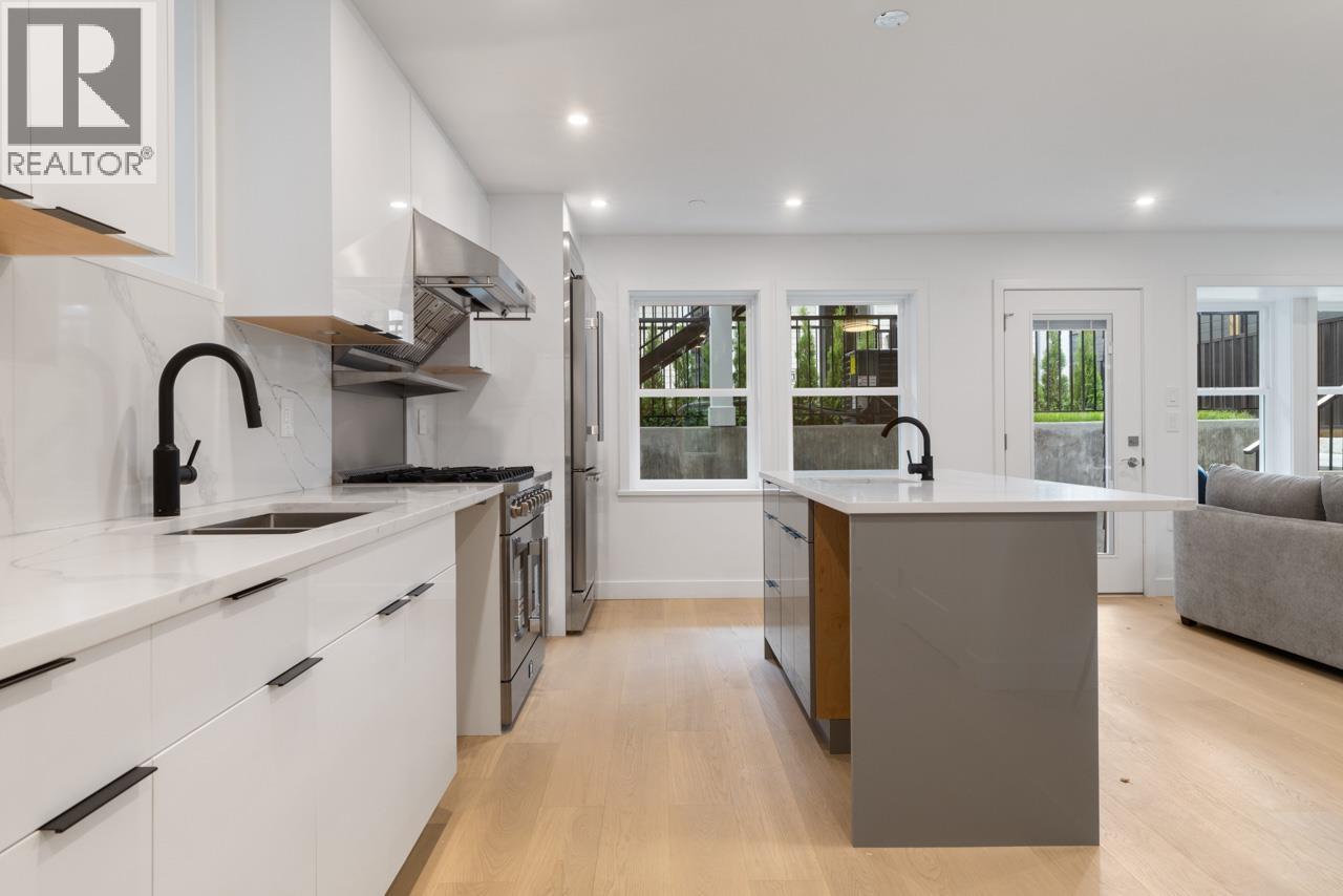 Photo 4 of 2 2022 E 4th Avenue, Vancouver BC