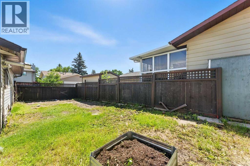Single Family House 4 Level for Sale in  Castlegrove Place NE Castleridge Calgary 