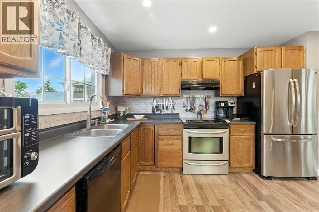 Single Family House 4 Level for Sale in  Castlegrove Place NE Castleridge Calgary 