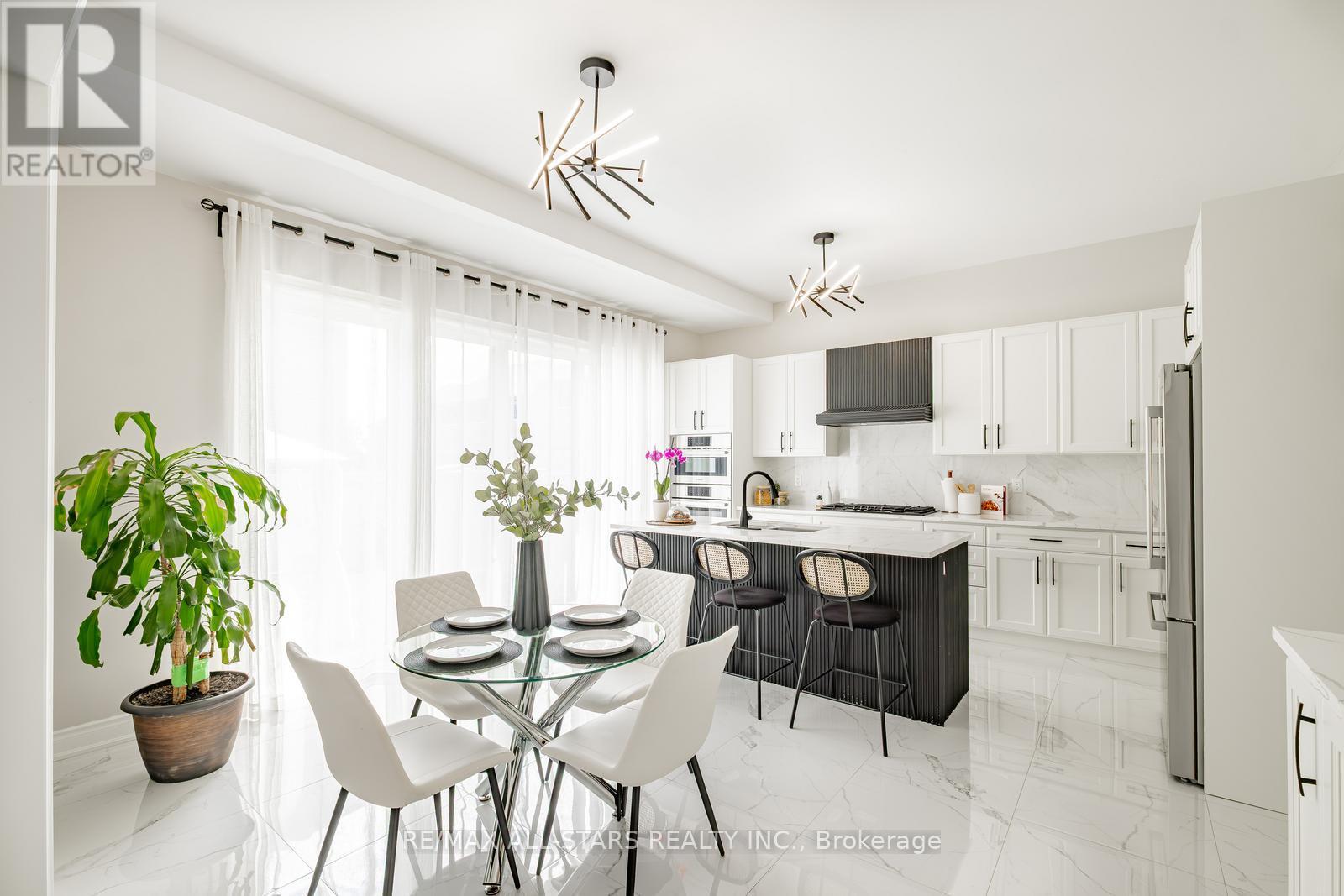 Photo 17 of 7 Ballanview Court, Whitchurchstouffville ON