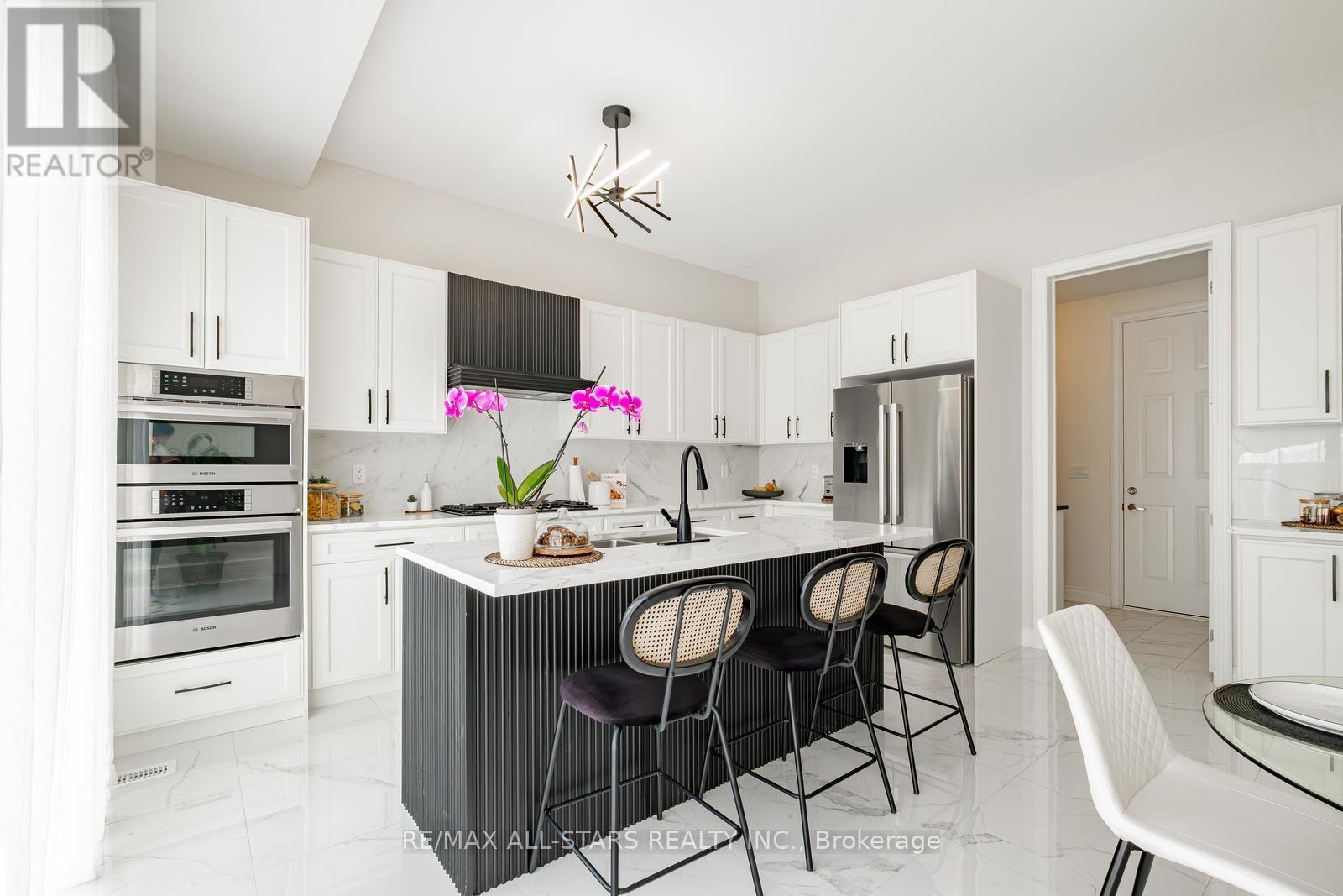 Photo 20 of 7 Ballanview Court, Whitchurchstouffville ON