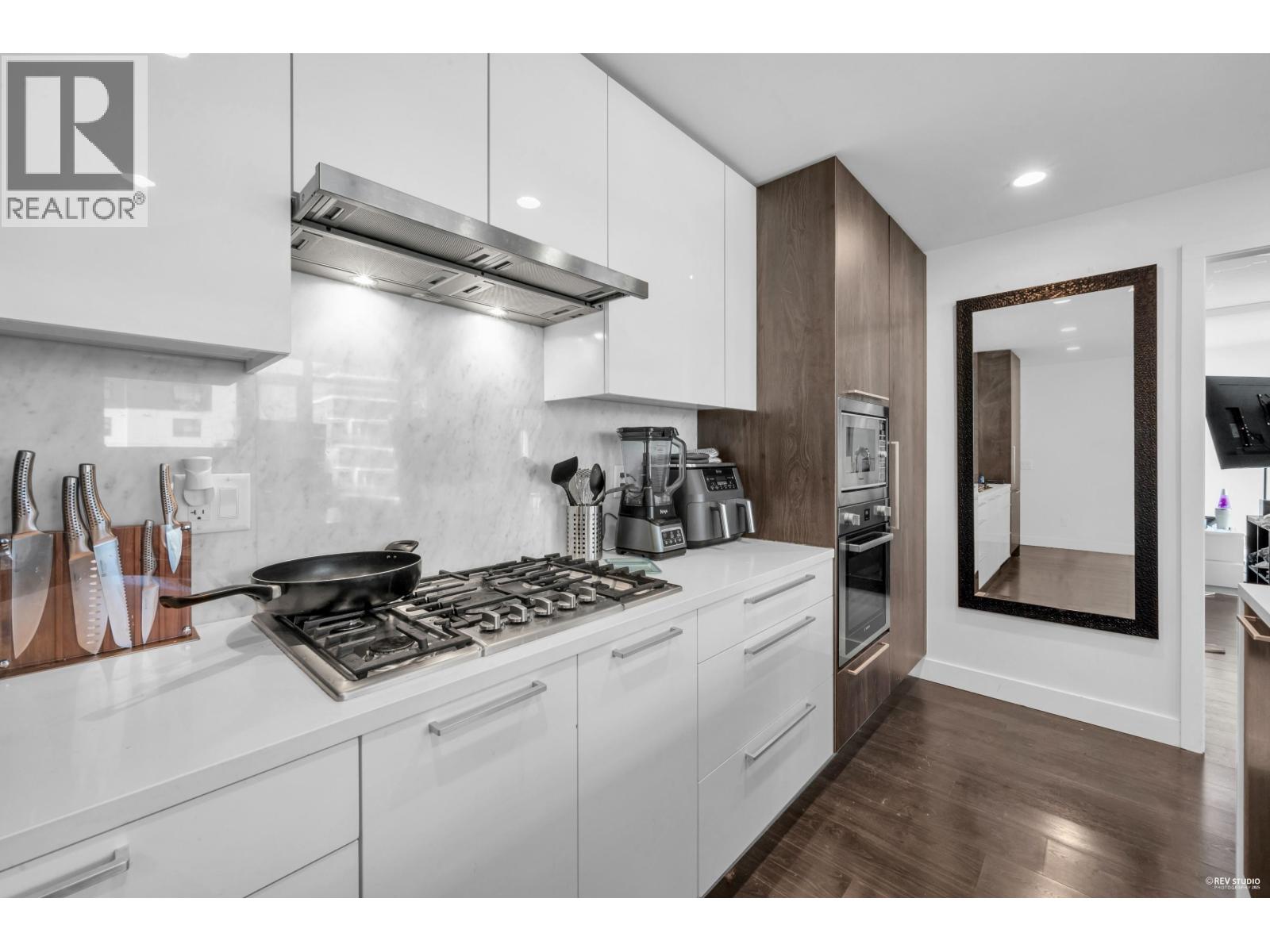 Photo 13 of 408 6398 Silver Avenue, Burnaby BC