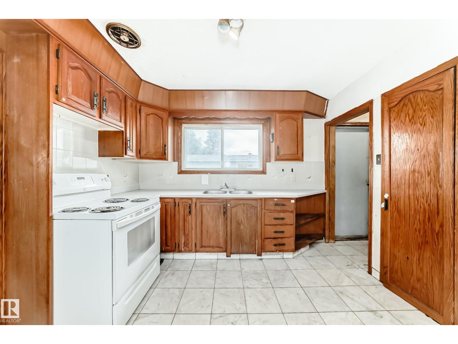 Photo 13 of 8303 124 Av Nw, Edmonton AB