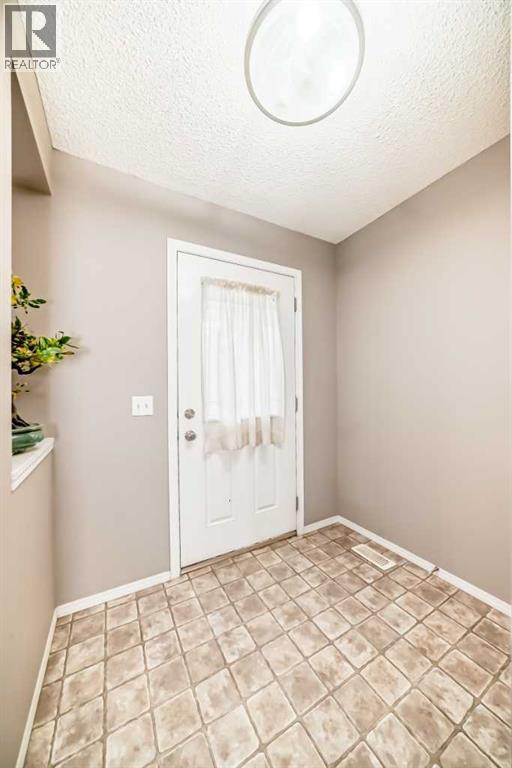 Photo 3 of 135 Copperstone Grove Se, Calgary AB